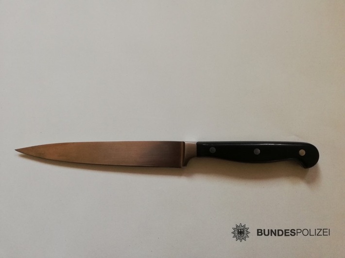 BPOL NRW: "Ich möchte mich richtig verteidigen" - Bundespolizei nimmt 14-Jährigen mit Küchenmesser in Gewahrsam