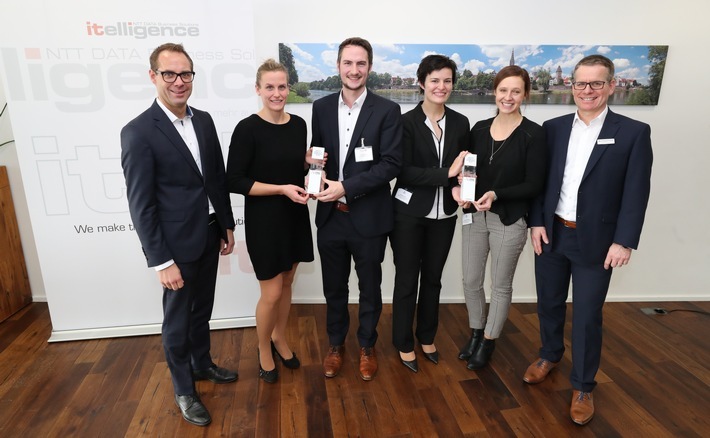 Die Preisverleihung "itelligence of Things-Initative" fand am 6. Dezember 2018 im Rahmen der itelligence-Fachtagung 'Unternehmen der Zukunft' in Ulm statt. Von links nach rechts: Mark Albrecht, itelligence AG, Alexa Kopp, Xervon Instandhaltung GmbH, Tim Grylewicz, Xervon Instandhaltung GmbH, Angelika Prem, BHS Corrugated Maschinen- und Anlagenbau GmbH, Verena Schweiger, BHS Corrugated Maschinen- und Anlagenbau GmbH und Hans Rauwolf, itelligence AG. Weiterer Text über ots und www.presseportal.de/nr/24336 / Die Verwendung dieses Bildes ist für redaktionelle Zwecke honorarfrei. Veröffentlichung bitte unter Quellenangabe: "obs/itelligence AG/Kraufmann / itelligence AG"