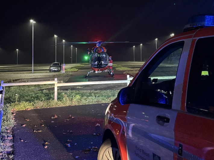 FW Alpen: Ausleuchten für den Rettungshubschrauber