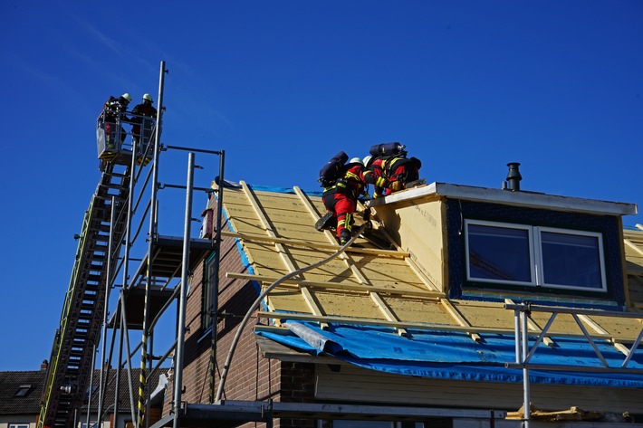 FW Bad Segeberg: Dachstuhlbrand- Feuerwehr verhindert Ausbreitung