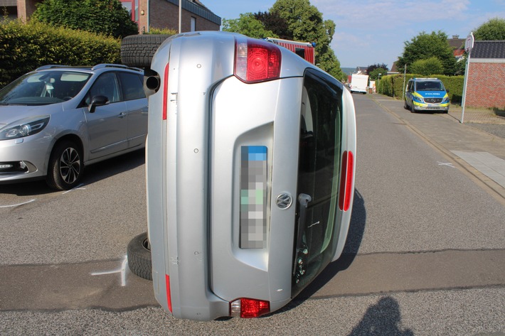 POL-DN: 20-Jähriger kippt mit Auto auf die Seite - leicht verletzt