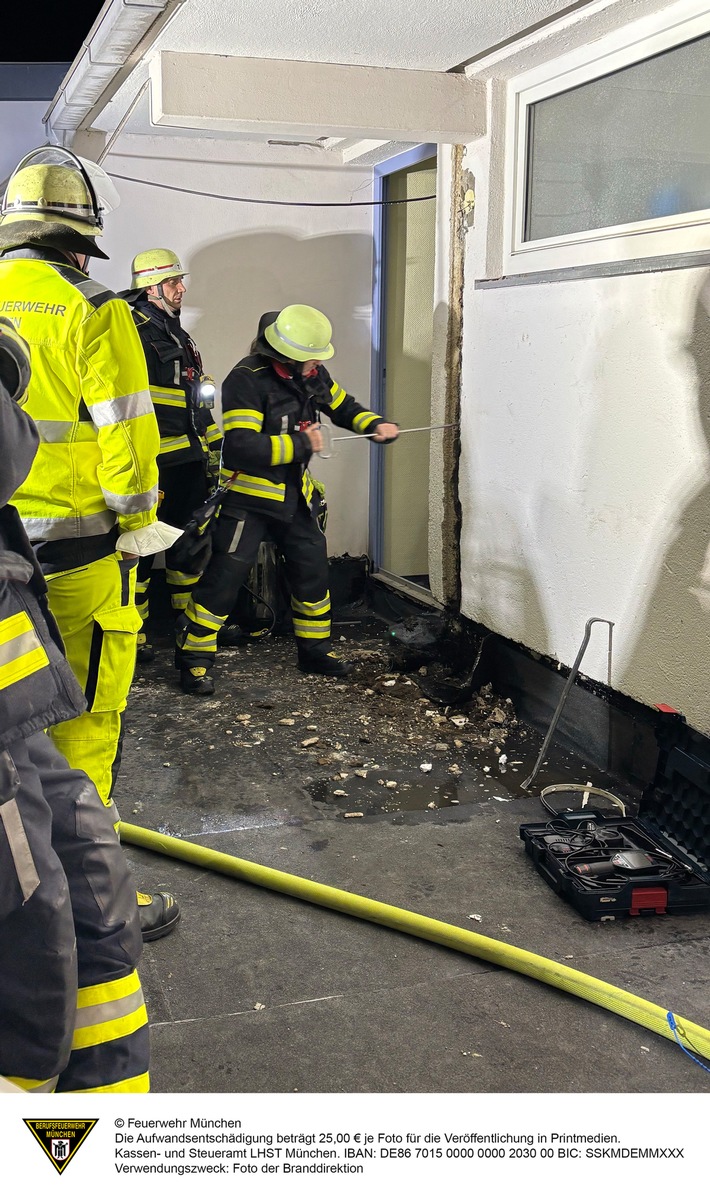 FW-M: Dehnfugenbrand beschäftigt die Feuerwehr (Moosach)