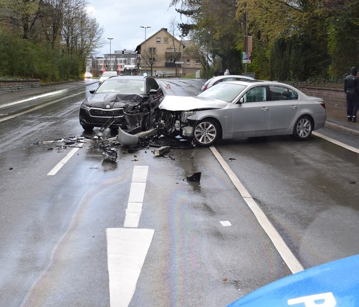 POL-HF: Zusammenstoß auf regennasser Fahrbahn mit Gegenverkehr - Fahrer verunfallt einen Tag vor der Führerscheinprüfung