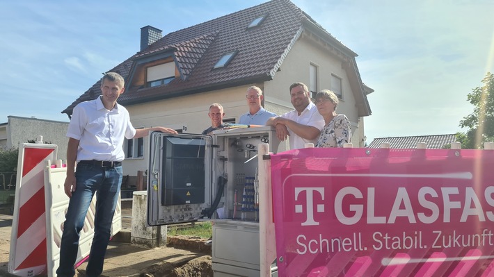 Im Plan: Ortsvorsteherin und Bürgermeister besuchen Glasfaser-Baustelle der Telekom