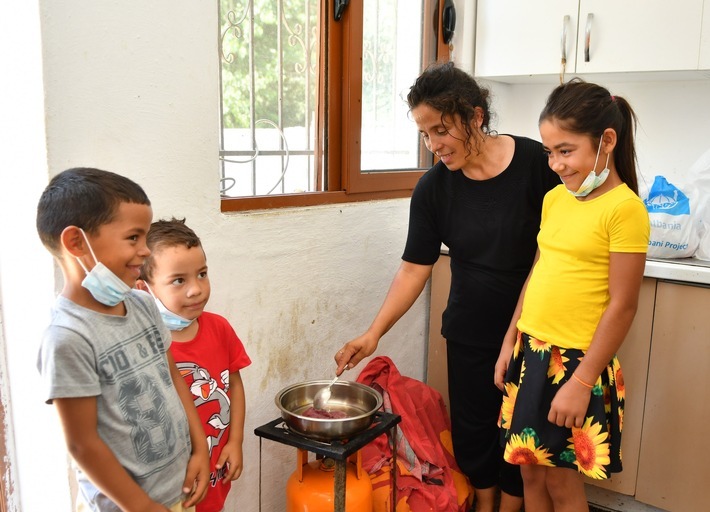 Gentiana und drei ihrer Kinder beim Kochen zum Kurban-Fest / Weiterer Text über ots und www.presseportal.de/nr/50131 / Die Verwendung dieses Bildes ist für redaktionelle Zwecke unter Beachtung ggf. genannter Nutzungsbedingungen honorarfrei. Veröffentlichung bitte mit Bildrechte-Hinweis.