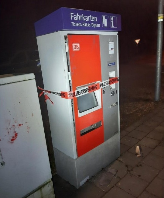POL-WL: Fahrkartenausgabeautomat durch Böller beschädigt ++ Buchholz - Trickdiebe erbeuteten Bargeld ++ Winsen - Mädchen liefen vor PKW