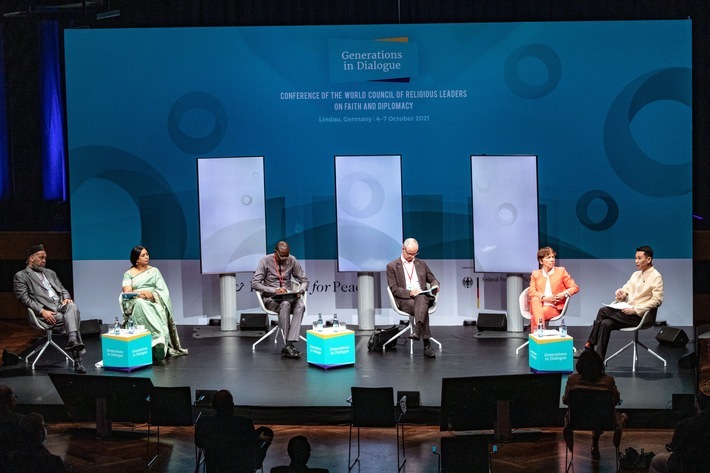 Der US-Amerikaner Imam Mohamed Magid spricht mit der Inderin Vinu Aram, dem Kenianer Philbert Aganyo, der Deutschen Margot Kässmann und dem Filipino Renz Argao - allesamt Mitglieder des World Councils von Religions for Peace - zusammen mit dem Schweizer Gilles Carbonnier vom Internationalen Roten Kreuz in der Runde mit dem Titel: "Glaube, Diplomatie und öffentliche Gesundheit: Verwirklichung von transformativen Partnerschaften". / Weiterer Text über ots und www.presseportal.de/nr/156692 / Die Verwendung dieses Bildes ist für redaktionelle Zwecke unter Beachtung ggf. genannter Nutzungsbedingungen honorarfrei. Veröffentlichung bitte mit Bildrechte-Hinweis.