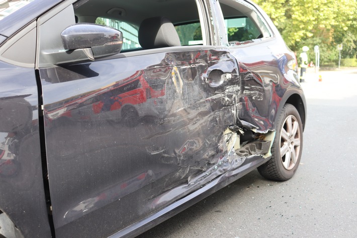 POL-HF: Lkw stößt beim Abbiegen gegen VW - 24-Jährige leicht verletzt