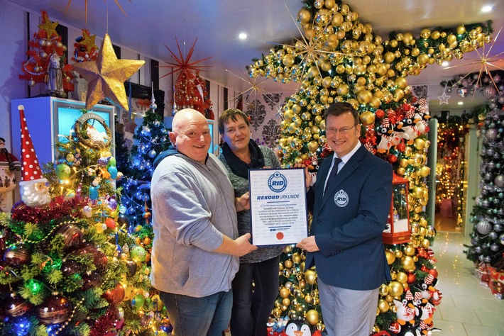 Weihnachts-Deko extrem - Ehepaar aus Rinteln schafft Weihnachtsbaum-Weltrekord