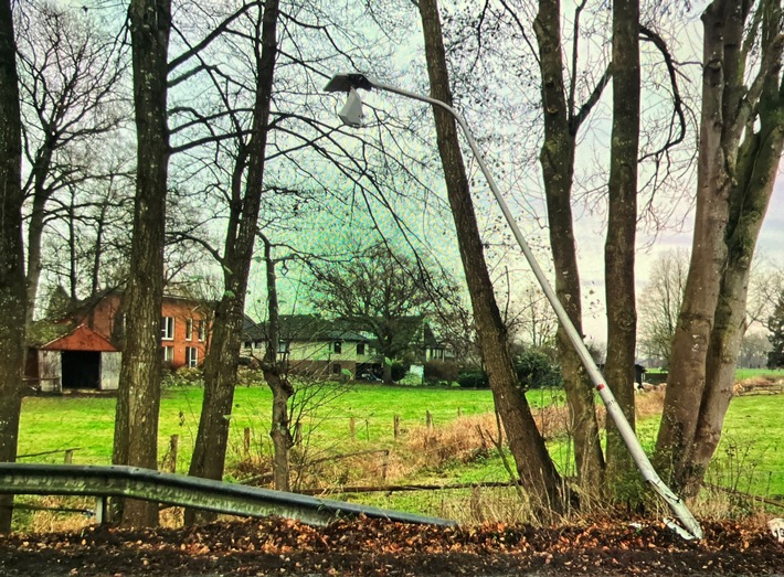 POL-ROW: ++ Zwischen Sothel und Hamersen: Unfallzeugen gesucht! ++ Zeugen zur Unfallflucht auf dem Famila-Parkplatz in BRV gesucht ++ Spiegelklatscher mit Schulbus: Zeugen gesucht ++