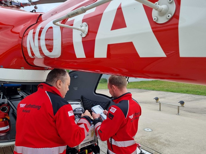 Hirnblutungen mit einem Bluttest erkennen / DRF Luftrettung testet neues Verfahren auf ihrem Stuttgarter Hubschrauber