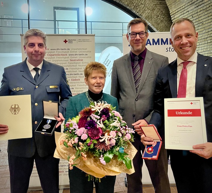 THW LVBEBBST: Doppelte Ehrung für Petra Pau - DRK Berlin und THW würdigen langjähriges ehrenamtliches Engagement