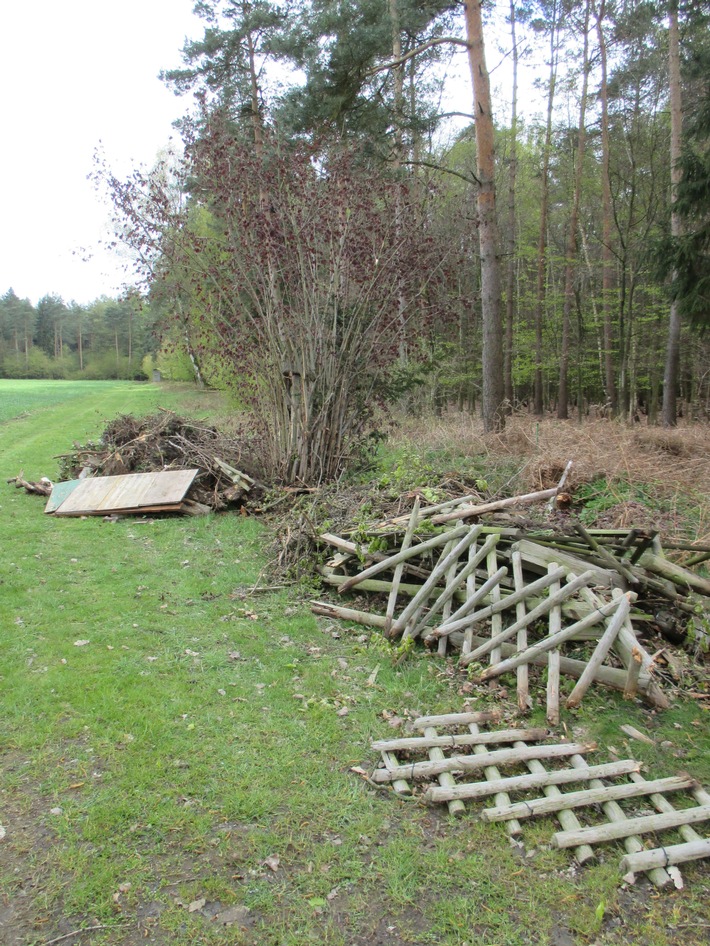 POL-NI: Illegale Entsorgung von knapp vier Kubikmetern Grüngut, Zaun- und Baumaterialien