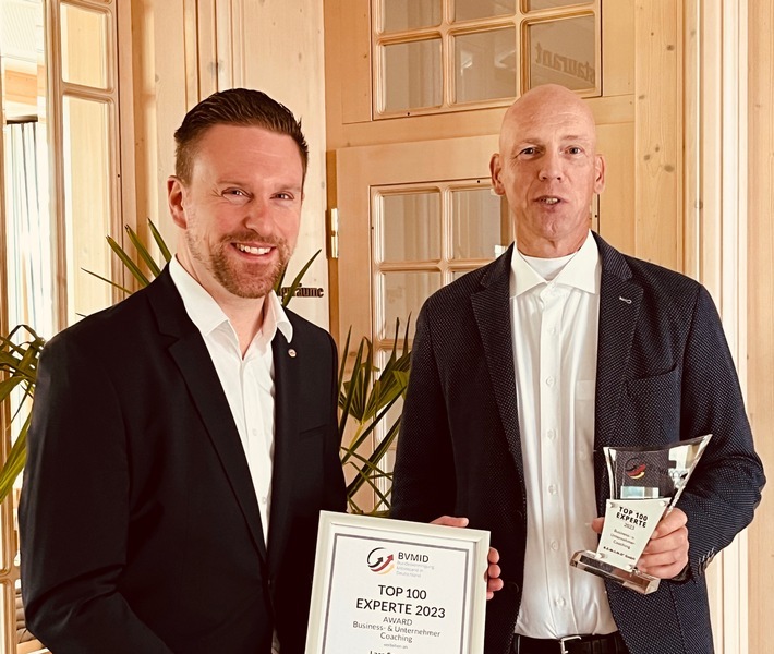 v.l.: Stefan Bronder - Vorstand BVMID - Bundesvereinigung Mittelstand in Deutschland, Lars Frormann - Geschäftsführer der R-E-M-I-N-D® GmbH und Gewinner des Excellence Award 2023 / Weiterer Text über ots und www.presseportal.de/nr/172454 / Die Verwendung dieses Bildes für redaktionelle Zwecke ist unter Beachtung aller mitgeteilten Nutzungsbedingungen zulässig und dann auch honorarfrei. Veröffentlichung ausschließlich mit Bildrechte-Hinweis.
