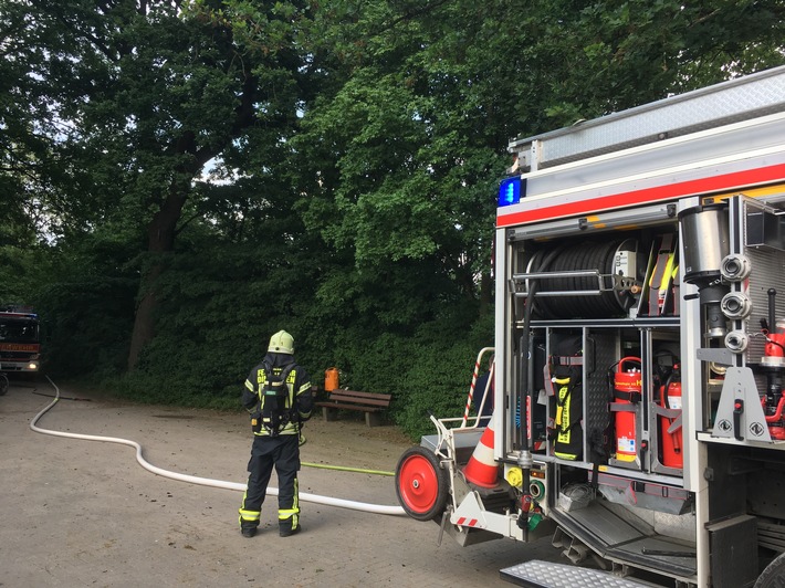 FW Dinslaken: Brand in einer Kleingartenanlage