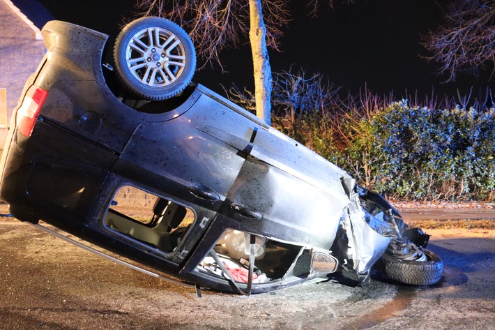 POL-HF: Verkehrsunfallflucht - 20-jähriger Fahrer leicht verletzt