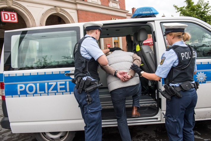 Bundespolizeidirektion München: Staatsanwaltschaft Weiden und Bundespolizei gelingt Schlag gegen europaweit agierende Schleuserorganisation / Wohnungsdurchsuchungen und Festnahmen in Dortmund und Bochum sowie den Niederlanden
