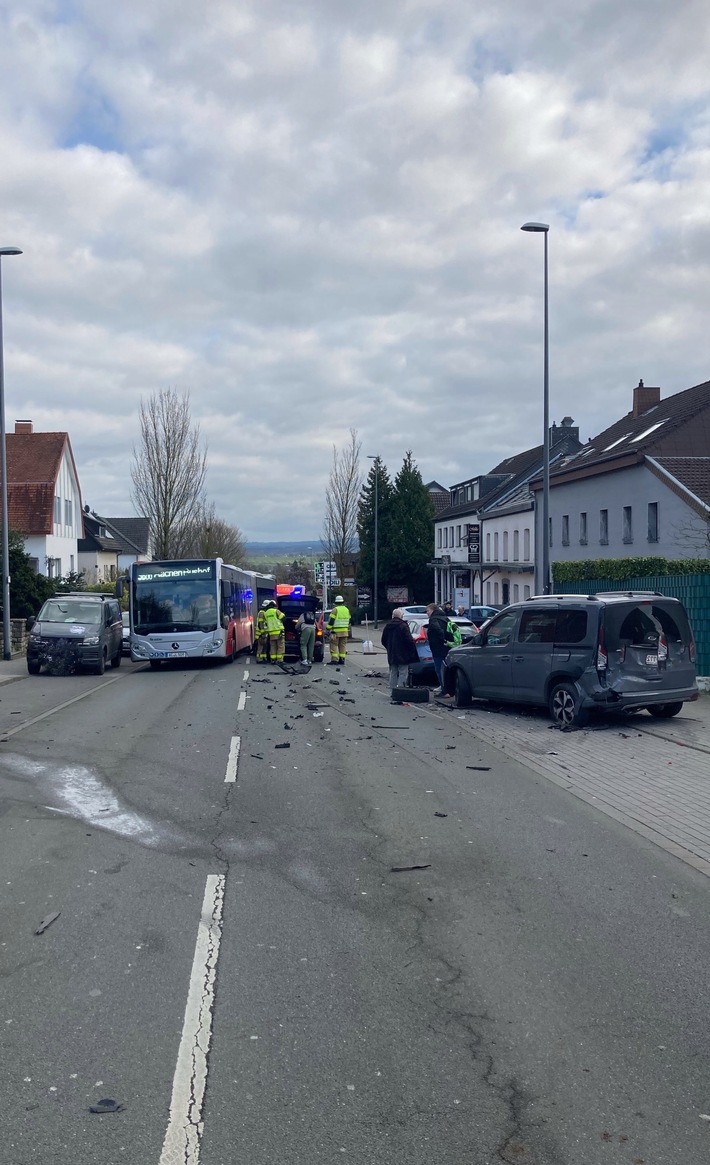 POL-AC: Zusammenstoß auf der Trierer Straße - Autofahrer leicht verletzt