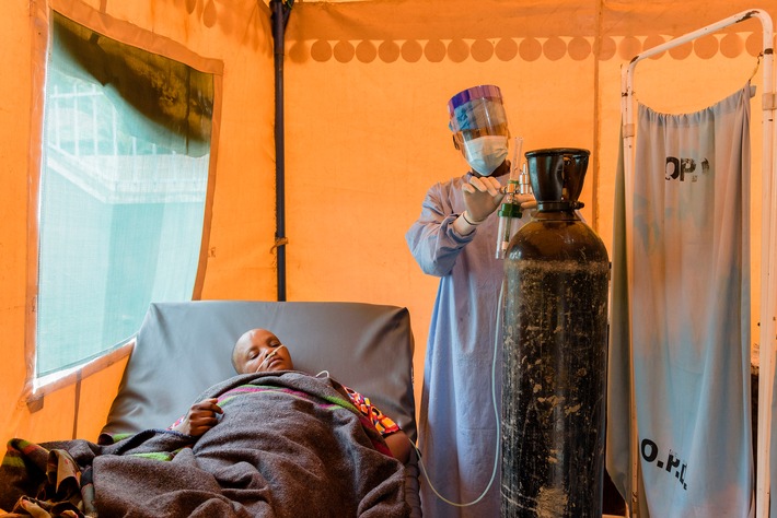 action medeor zur weltweiten Corona-Impfstoff-Verteilung / In vielen Ländern der Welt gibt es zu wenig Diagnose- und Behandlungsmöglichkeiten, um die Pandemie wirksam zu bekämpfen. Impfen alleine wird nicht reichen, um diese Strukturmängel zu beheben, warnt das Medikamentenhilfswerk action medeor. Das Bild zeigt die Behandlung eines Corona-Patienten in Tansania. / Weiterer Text über ots und www.presseportal.de/nr/31394 / Die Verwendung dieses Bildes ist für redaktionelle Zwecke unter Beachtung ggf. genannter Nutzungsbedingungen honorarfrei. Veröffentlichung bitte mit Bildrechte-Hinweis. action medeor zur weltweiten Corona-Impfstoff-Verteilung / In vielen Ländern der Welt gibt es zu wenig Diagnose- und Behandlungsmöglichkeiten, um die Pandemie wirksam zu bekämpfen. Impfen alleine wird nicht reichen, um diese Strukturmängel zu beheben, warnt das Medikamentenhilfswerk action medeor. Das Bild zeigt die Behandlung eines Corona-Patienten in Tansania. / Weiterer Text über ots und www.presseportal.de/nr/31394 / Die Verwendung dieses Bildes ist für redaktionelle Zwecke unter Beachtung ggf. genannter Nutzungsbedingungen honorarfrei. Veröffentlichung bitte mit Bildrechte-Hinweis.