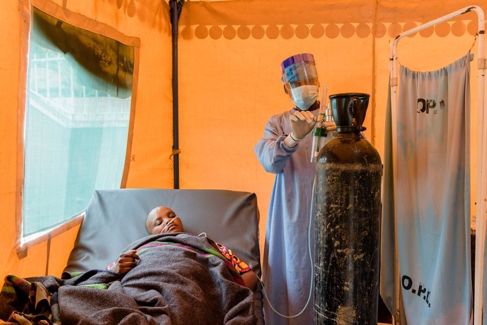 action medeor zur weltweiten Corona-Impfstoff-Verteilung / In vielen Ländern der Welt gibt es zu wenig Diagnose- und Behandlungsmöglichkeiten, um die Pandemie wirksam zu bekämpfen. Impfen alleine wird nicht reichen, um diese Strukturmängel zu beheben, warnt das Medikamentenhilfswerk action medeor. Das Bild zeigt die Behandlung eines Corona-Patienten in Tansania. / Weiterer Text über ots und www.presseportal.de/nr/31394 / Die Verwendung dieses Bildes ist für redaktionelle Zwecke unter Beachtung ggf. genannter Nutzungsbedingungen honorarfrei. Veröffentlichung bitte mit Bildrechte-Hinweis.