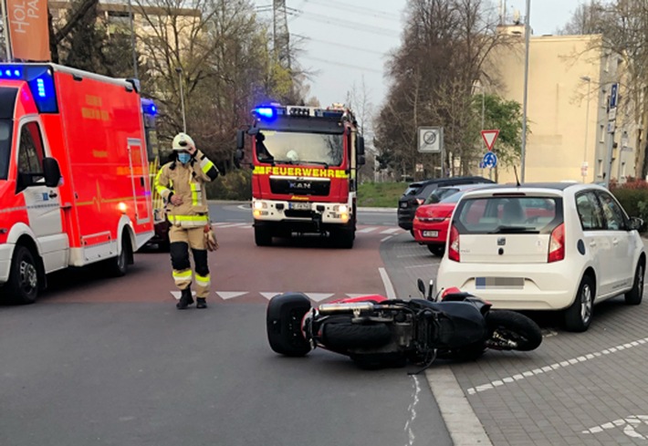 POL-ME: Motorroller-Fahrer nach Alleinunfall schwer verletzt - Monheim am Rhein - 2203163