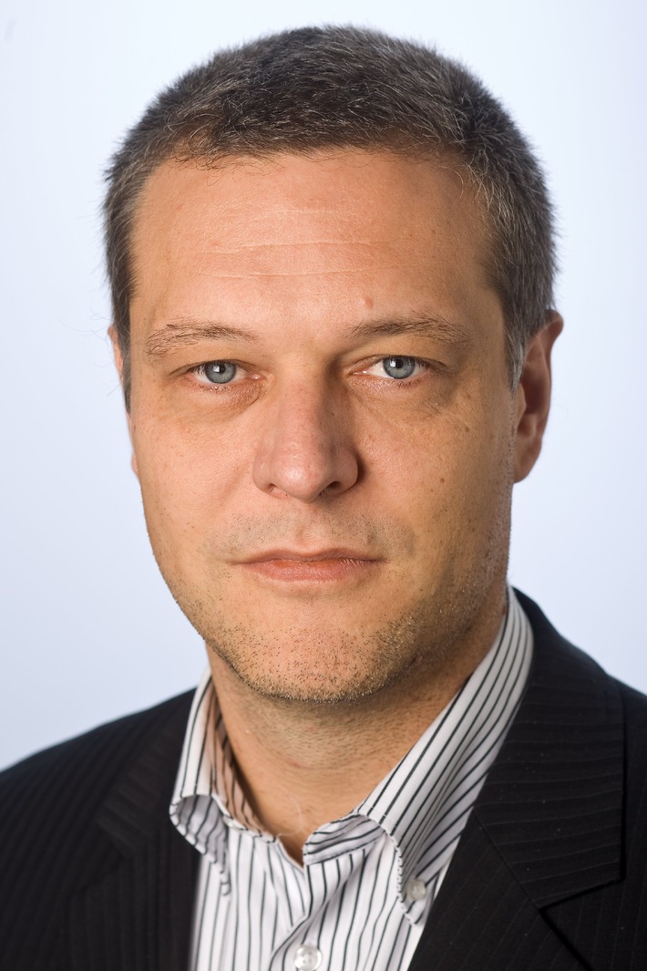 TV 2.0 Summit-Referent Dirk Specht (Frankfurter Allgemeine Zeitung) prophezeit der TV-Branche «fehlende Digitalerlöse, Schrumpfkuren und Sendersterben» (BILD)