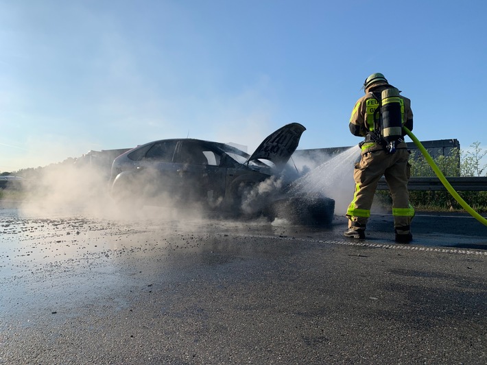 FW-GLA: LKW-Reifen löst PKW Brand auf BAB 2 aus