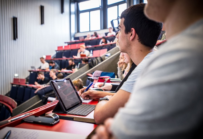 Karrierestart nach dem Abi: Hörakustik-Ausbildung ermöglicht Meister und Master