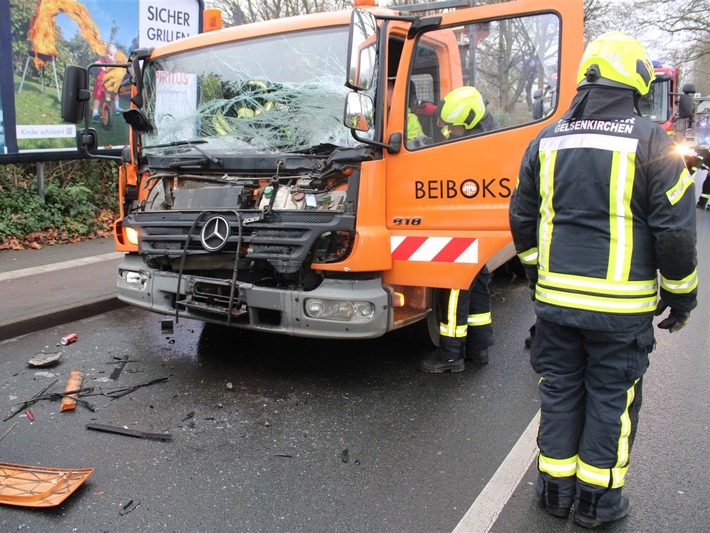 POL-GE: LKW-Fahrer nach Unfall eingeklemmt