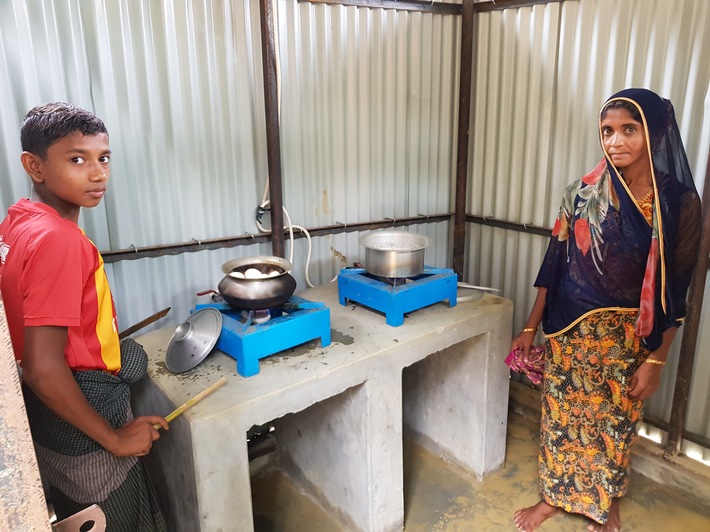 Nel campo profughi Rohingya in Bangladesh, Helvetas sostiene la costruzione di latrine speciali, da cui si produce biogas, consentendo ai rifugiati di cucinare e mangiare in modo più sano. Testo complementare con ots e su www.presseportal.ch/fr/nr/100000432?langid=4 / L' utilizzo di quest'immagine è gratuito per scopi redazionali. Pubblicazione sotto indicazione di fonte: gaskuechen-by-alexa-mekonen-20180623-123130.jpg