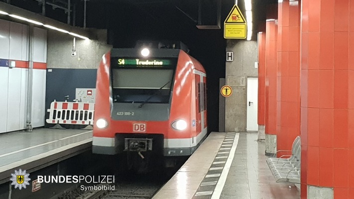 Bundespolizeidirektion München: Sturz ins Gleis - 50-Jähriger wird von S-Bahn touchiert - leicht verletzt