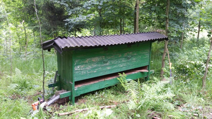 POL-OH: Bienenhaus gestohlen (Foto) - Baggerschaufel gestohlen - Einbrecher vertrieben