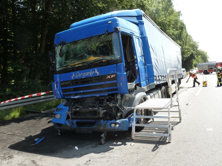 FW Dinslaken: Auffahrunfall zweier LKW mit eingeklemmter Person auf der Autobahn A3