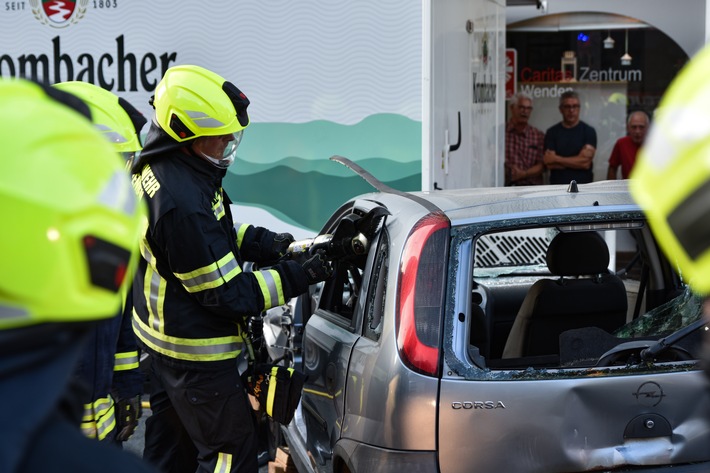 FW Wenden: Verkehrsunfall auf Kirmesgelände: Rettungskräfte üben unangekündigt den Ernstfall