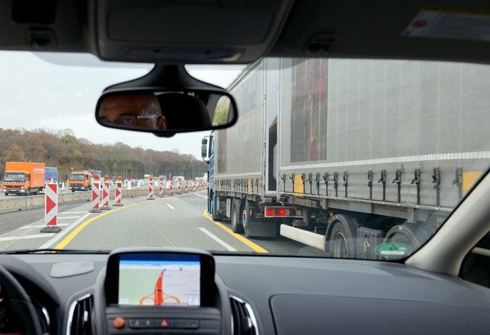 Beziehungsprobleme zwischen Lkw und Pkw / Gegenseitiges Verständnis erhöht die Verkehrssicherheit (FOTO)