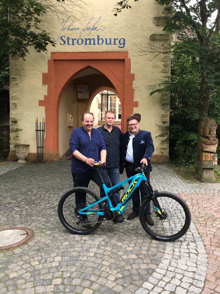 Starkoch Johann Lafer, Electrowheels Gründer Marcus Zamecnik und Profession Fit CEO Bernhard Schindler (v.l.n.r.) / Weiterer Text über ots und www.presseportal.de/nr/129575 / Die Verwendung dieses Bildes ist für redaktionelle Zwecke honorarfrei. Veröffentlichung bitte unter Quellenangabe: "obs/Profession Fit BGF GmbH"