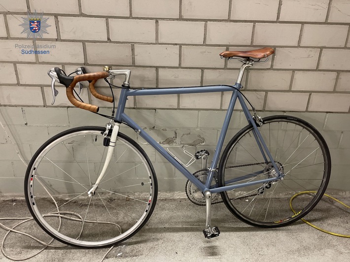 POL-DA: Darmstadt: Polizei sucht Besitzer eines hellblauen Rennrads / Wer kann Hinweise geben?
