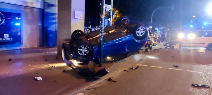 FW-E: PKW landet nach Verkehrsunfall auf dem Dach - drei Personen verletzt, eine davon schwer