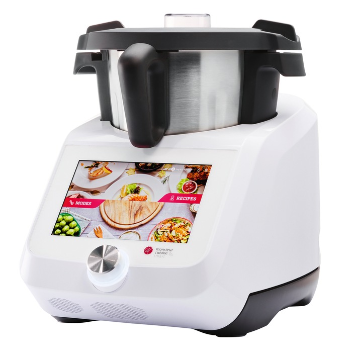 Lidl präsentiert den neuen Monsieur Cuisine smart "SKMS 1200 A1" für besondere Kocherlebnisse / Ab dem 29. August 2022 ist die clevere Küchenmaschine mit zahlreichen neuen Funktionen* in allen Lidl-Filialen und im Onlineshop erhältlich | Foto: Lidl / Weiterer Text über ots und www.presseportal.de/nr/58227 / Die Verwendung dieses Bildes ist für redaktionelle Zwecke unter Beachtung ggf. genannter Nutzungsbedingungen honorarfrei. Veröffentlichung bitte mit Bildrechte-Hinweis.