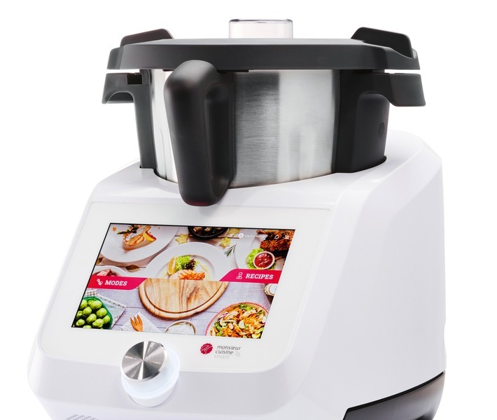 Lidl präsentiert den neuen Monsieur Cuisine smart "SKMS 1200 A1" für besondere Kocherlebnisse / Ab dem 29. August 2022 ist die clevere Küchenmaschine mit zahlreichen neuen Funktionen* in allen Lidl-Filialen und im Onlineshop erhältlich | Foto: Lidl / Weiterer Text über ots und www.presseportal.de/nr/58227 / Die Verwendung dieses Bildes ist für redaktionelle Zwecke unter Beachtung ggf. genannter Nutzungsbedingungen honorarfrei. Veröffentlichung bitte mit Bildrechte-Hinweis.