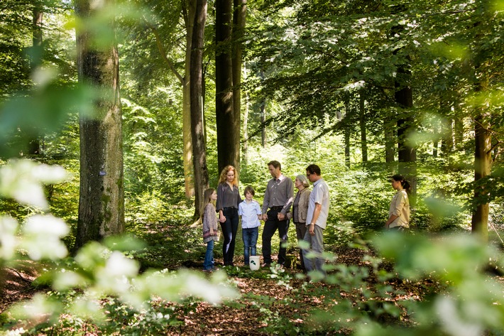 Der Baum als Grabstätte: Gedenken in einem FriedWald / In einem FriedWald kommt dem Baum eine ganz besondere Bedeutung zu: Er ist Grabstätte, Tröster und Andachtsort. Weiterer Text über ots und www.presseportal.de/nr/55775 / Die Verwendung dieses Bildes ist für redaktionelle Zwecke honorarfrei. Veröffentlichung bitte unter Quellenangabe: "obs/FriedWald GmbH"