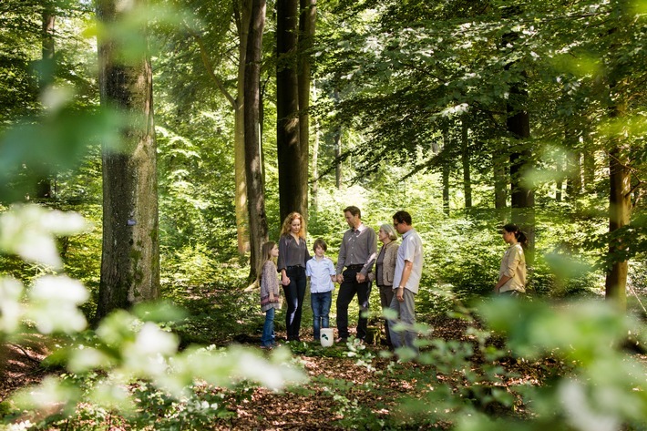 Der Baum als Grabstätte: Gedenken in einem FriedWald / In einem FriedWald kommt dem Baum eine ganz besondere Bedeutung zu: Er ist Grabstätte, Tröster und Andachtsort. Weiterer Text über ots und www.presseportal.de/nr/55775 / Die Verwendung dieses Bildes ist für redaktionelle Zwecke honorarfrei. Veröffentlichung bitte unter Quellenangabe: "obs/FriedWald GmbH"