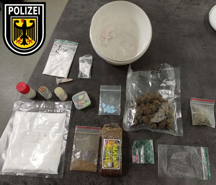 BPOL NRW: Während Kontrolle 36-Jähriger sehr nervös - Bundespolizei findet beachtliche Menge Drogen