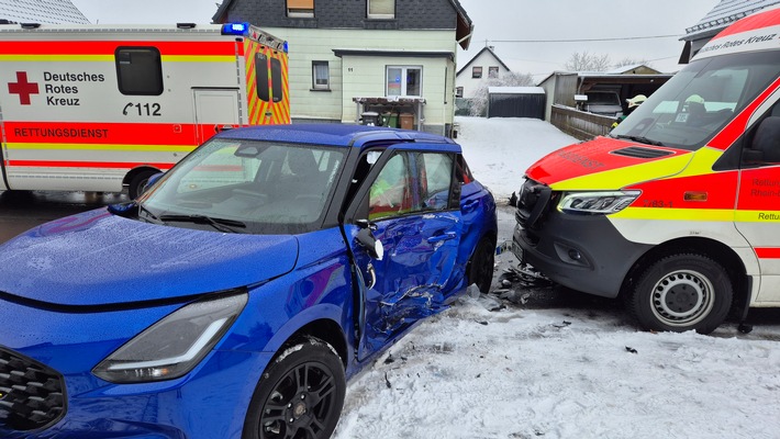 FW VG Westerburg: Rettungswagen prallt auf Einsatzfahrt mit PKW zusammen - drei Personen leicht verletzt