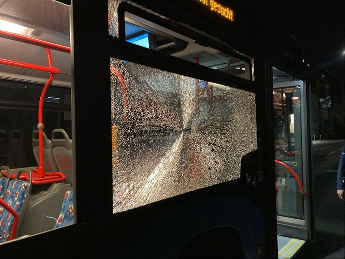 POL-ME: Bus beschädigt - Polizei ermittelt - Velbert - 2210070