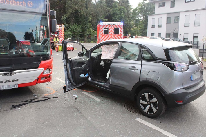 POL-RBK: Bergisch Gladbach - 6 Verletzte bei Zusammenstoß zwischen Pkw und Linienbus