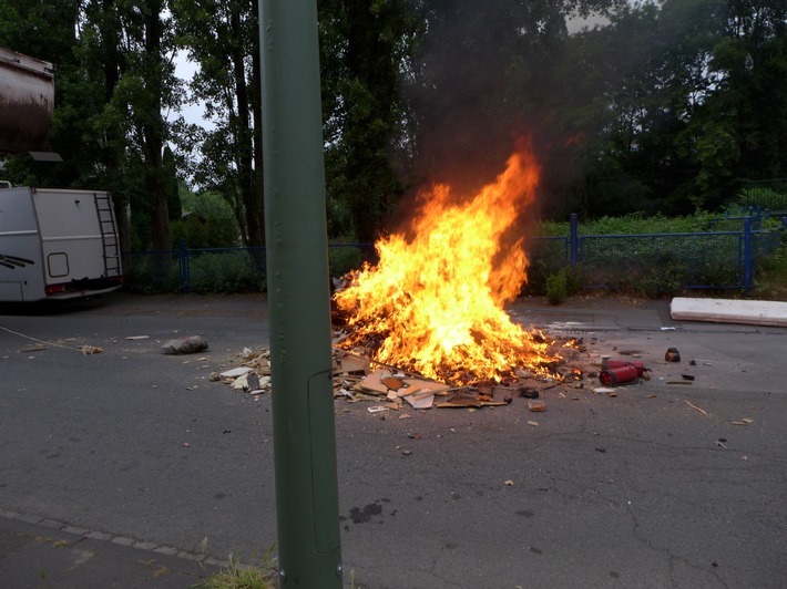 FW-OB: Teile der Ladung eines Sperrmüllwagens fangen Feuer