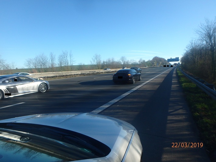 POL-D: Ratingen, A3 Richtung Köln
Für Fotoshooting - Mutmaßliche Hochzeitsgesellschaft in Luxusautos blockiert Autobahn - Polizei ermittelt wegen des Verdachts der Nötigung und der Verkehrsgefährdung