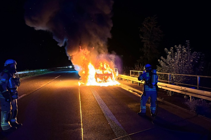 Feuerwehr Goch: Führerloser PKW in Vollbrand