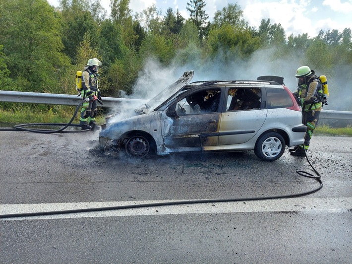 POL-PDKL: PKW-Brand auf der Autobahn/Rettungsgasse nicht gebildet